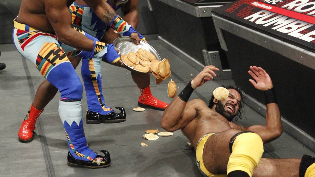 Von Kingstons schadenfrohen Partnern wird Mahal noch mit Pancakes beworfen. Was man als WWE-Star halt manchmal so macht