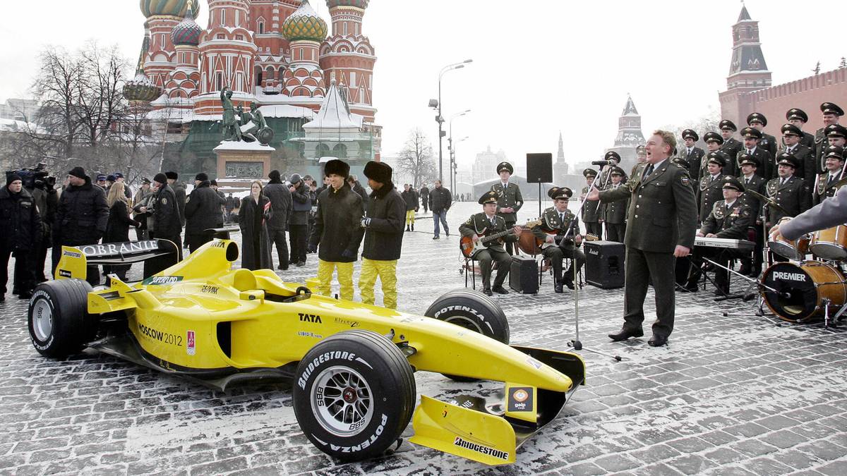 Das Team Jordan macht es 2005 noch eine Nummer größer. Auf dem Roten Platz in Moskau wird der quietschgelbe Flitzer präsentiert