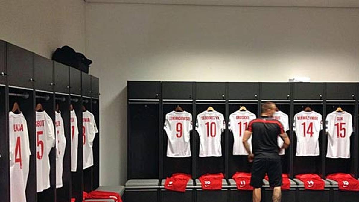 Es ist gerichtet - nicht nur bei Deutschland, sondern auch in der Kabine bei Gastgeber Polen: Auf das DFB-Team wartet ein schwerer Brocken in  der EM-Qualifikation. SPORT1 hat die Bilder