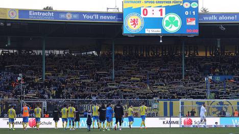 Beim Zweitliga-Spiel zwischen Braunschweig und Fürth kam ein Fan ums Leben