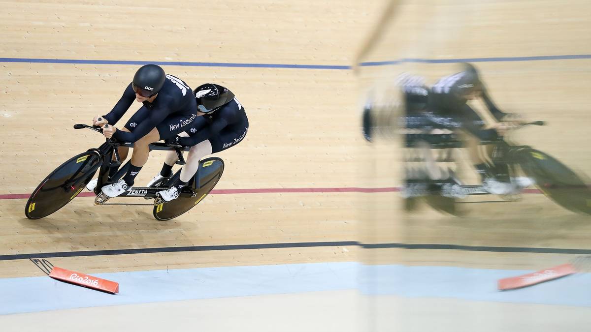 Silber in der Fraueneinzelverfolgung gibt es in Rio für Neuseelands Emma Foy (r) und ihre sehende Partnerin auf dem Rad, Laura Thompson