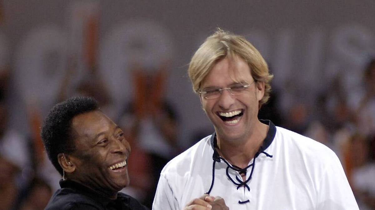 Gute Laune auch bei der WM 2006: Pele, der beim  Eröffnungsspiel mit dem Pokal auftrat, im Gespräch mit dem damaligen ZDF-Experten Jürgen Klopp.