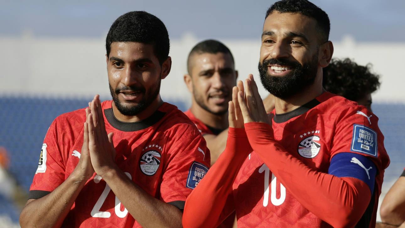 Mohamed Salah (r.) und Ägypten fahren zur WM