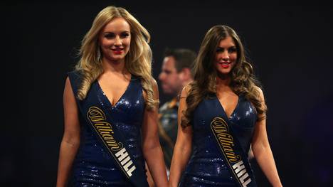 Charlotte Wood (l.) und Daniella Allfree dürfen bei der Darts-WM nicht mehr auftreten