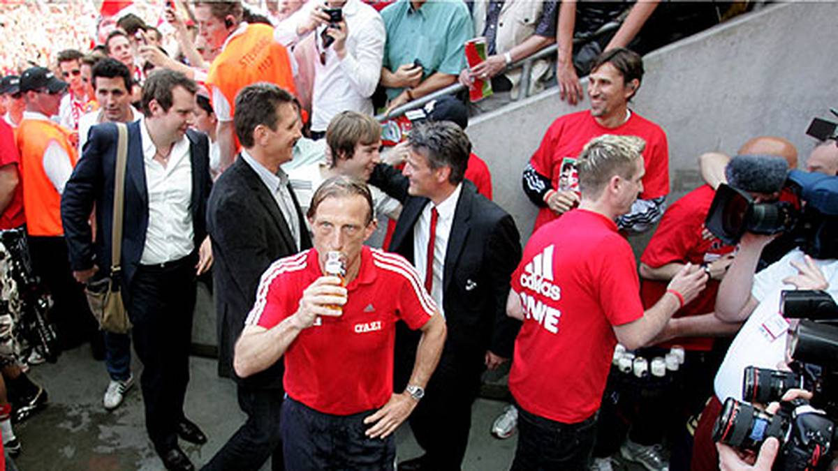 Trotzdem endet auch diese Ehe vorzeitig: Im Sommer 2009 nutzt Daum seine Sonderkündigungsklausel, um aus dem laufenden Vertrag auszusteigen und wieder zu Fenerbahce Istanbul gehen zu können