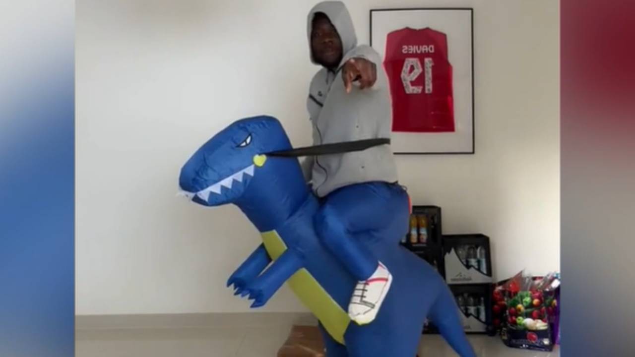 Alphonso Davies auf Safari! FC-Bayern-Star geht mit Tanz-Video steil