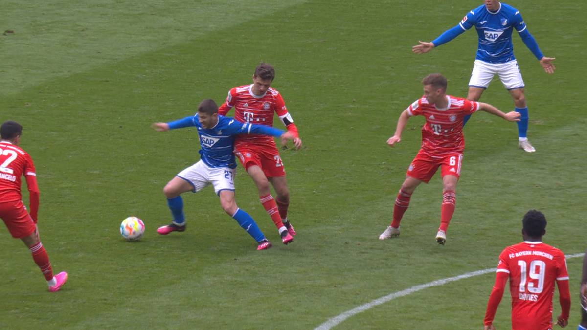 Der FC Bayern leistet sich nach einer turbulenten Woche auch in der Bundesliga einen Ausrutscher. Für Hoffenheim trifft Kramaric sehenswert zum Endstand.