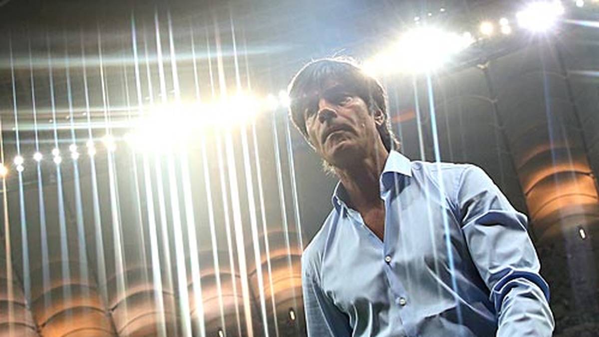 Weltmeister-Trainer im gleißenden Flutlicht: Joachim Löw betritt das Warschauer Narodowy-Stadion