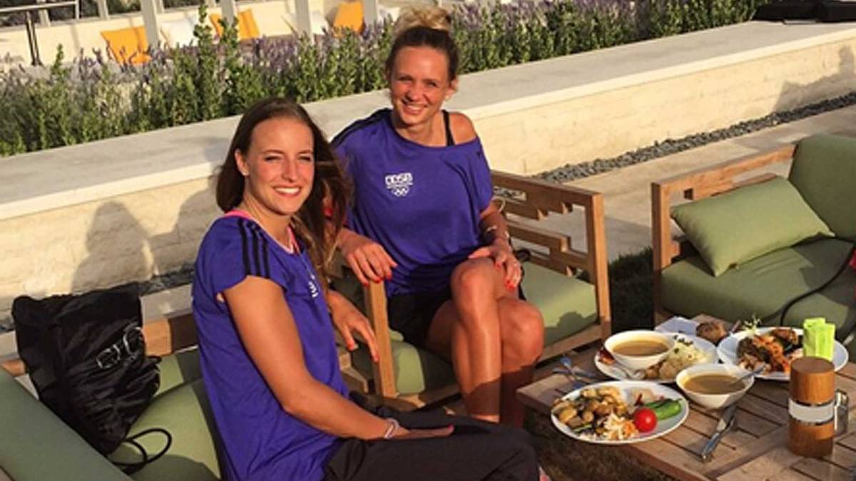 Doch die 28-Jährige postet nicht nur von anderen Wettbewerben. Kozuch grüßt auch schon mal aus dem MedienClub Baku, mit Mittagsteller und gutem Wetter