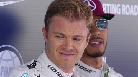 Nico Rosberg (l.) startet in Barcelona von Rang zwei hinter Teamkollege Lewis Hamilton (r.)