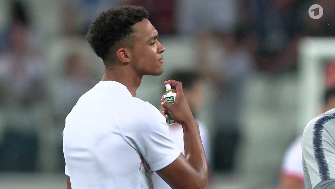 Trent Alexander-Arnold nutzte vor dem Spiel Mückenspray gegen die Insektenplage