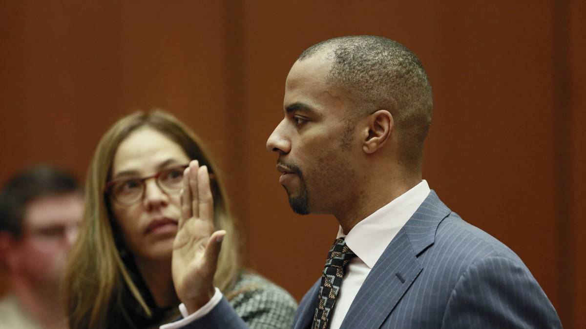 Der ehemalige NFL-Profi Darren Sharper wird 2016 zu einer 20-jährigen Haftstrafe verurteilt. Der 41-Jährige gesteht, dass er Frauen in vier verschiedenen Bundesstaaten unter Drogen gesetzt und vergewaltigt hat. Der zuständige Richter spricht von einem "scheußlichen Verhalten"