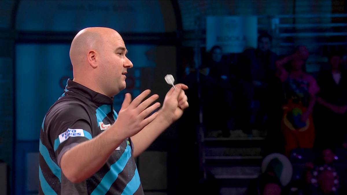 Rob Cross lässt sich im Achtelfinal-Duell gegen Mervyn King nicht beirren und zieht in die Runde der letzten acht Spieler ein. Der Average kann sich sehen lassen, der Favoritenstatus bleibt fraglich.