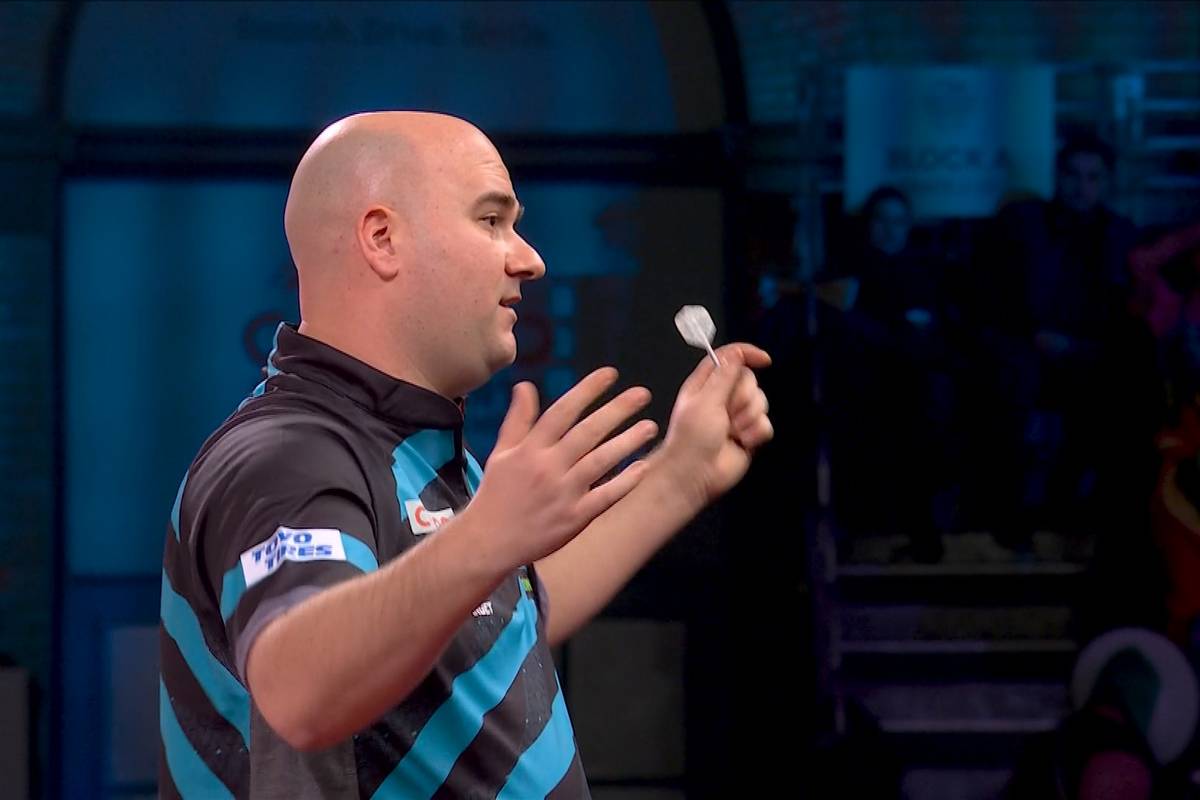 Rob Cross lässt sich im Achtelfinal-Duell gegen Mervyn King nicht beirren und zieht in die Runde der letzten acht Spieler ein. Der Average kann sich sehen lassen, der Favoritenstatus bleibt fraglich.