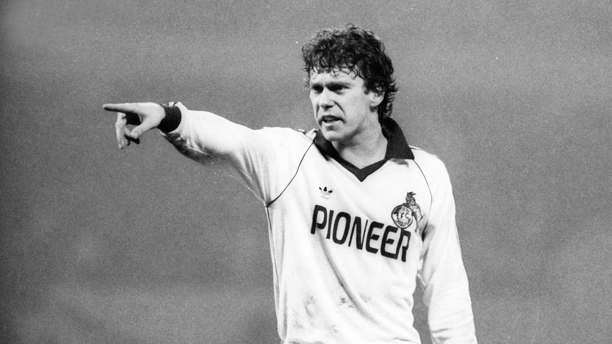 TONY WOODCOCK: Der Engländer wechselt im Oktober 1979 für die damalige Rekordablöse von 2,5 Millionen Mark zum 1. FC Köln. Woodcock ist damit der zweite englische Nationalspieler nach Kevin Keegan, der in der Bundesliga spielt. Mit Köln erreicht er 1980 das Endspiel im DFB-Pokal und wird 1982 deutscher Vizemeister