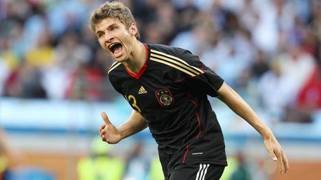 Thomas Müller gehört zu den erfolgreichsten deutschen Fußballern des 21 Jahrhunderts. Sowohl in der Nationalmannschaft als auch bei seinem Herzensklub, dem FC Bayern München, ist der "Raumdeuter" ein fixer Bestandteil. Bei der WM 2010 in Südafrika hat er seine erste große Sternstunde im Team von Jogi Löw. Wie gut war eigentlich Thomas Müller bei der WM 2010? 