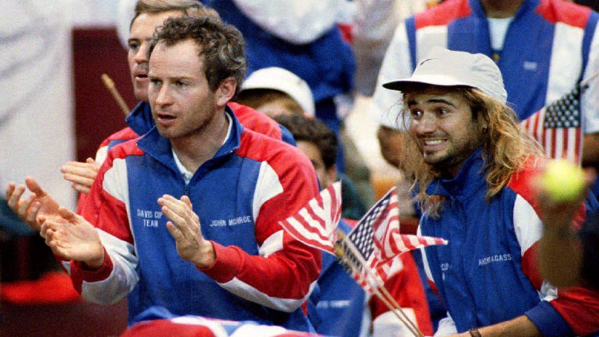 Letztes Karriere-Highlight: McEnroe gewinnt 1992 mit den USA zum fünften Mal den Davis Cup, Andre Agassi, Star der neuen Generation, jubelt mit ihm. McEnroe war später auch selber Davis-Cup-Kapitän