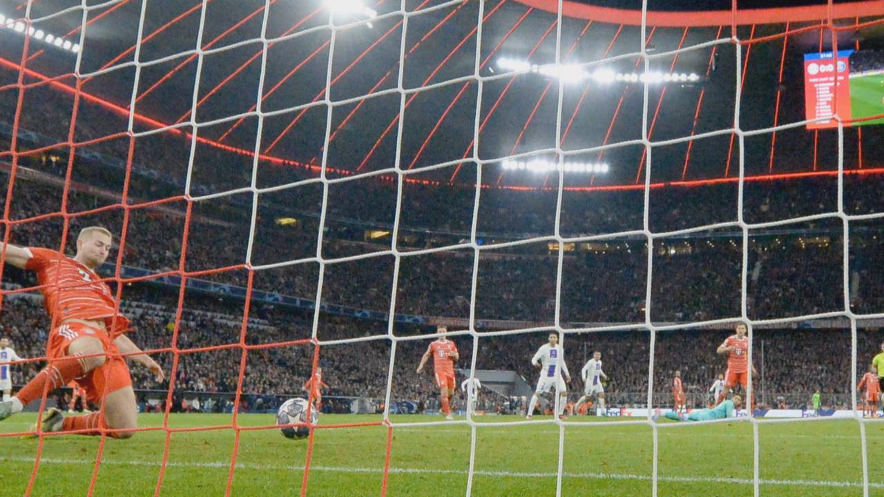 Yann Sommer verspricht Teamkollege Matthjis de Ligt einen LKW mit Schokolade