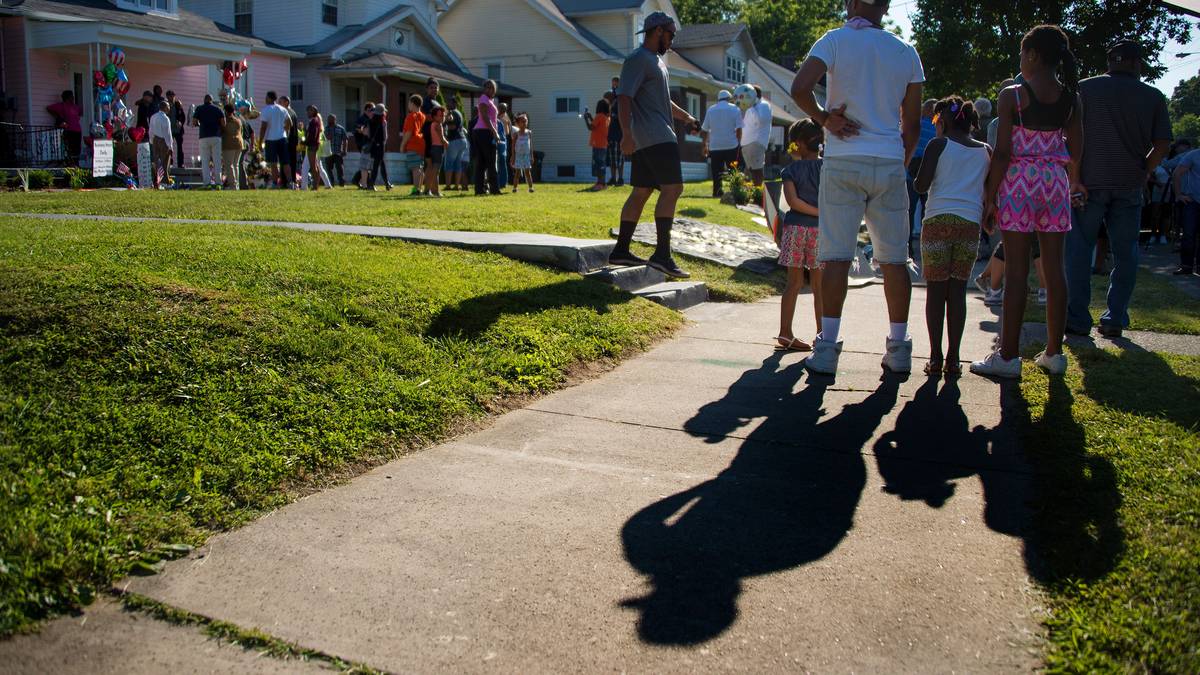 Draußen stehen die Menschen Schlange, um in das Muhammad Ali-Museum der Stadt Louisville zu gelangen
