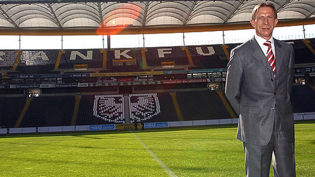 Im März 2011übernimmt Daum nach 27 Spieltagen bei Eintracht Frankfurt den Trainerposten des entlassenen Michael Skibbe. Nach der desaströsen Rückrunde soll Daum die Wende bringen und doch noch den Klassenverbleib schaffen. Die Hessen sind seine fünfte Trainerstation in der Liga