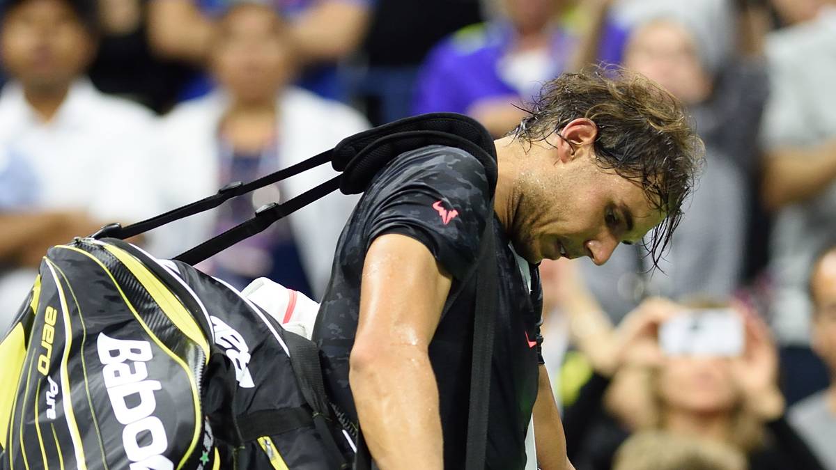 Nach dem Zweitrundenaus in Wimbledon verspielt Nadal bei den US Open erstmals in seiner Karriere eine Zwei-Satz-Führung - die Folge: Aus in der dritten Runde gegen Fabio Fognini. Erstmals seit zehn Jahren gewinnt Nadal keinen einzigen Grand Slam, am Ende der Saison 2015 ist er nur noch Weltranglisten-Fünfter