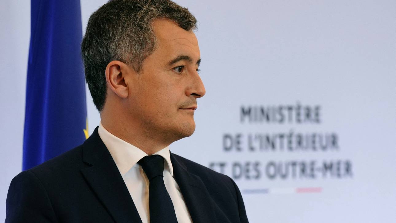 Polizisten beschützen Olympisches Feuer