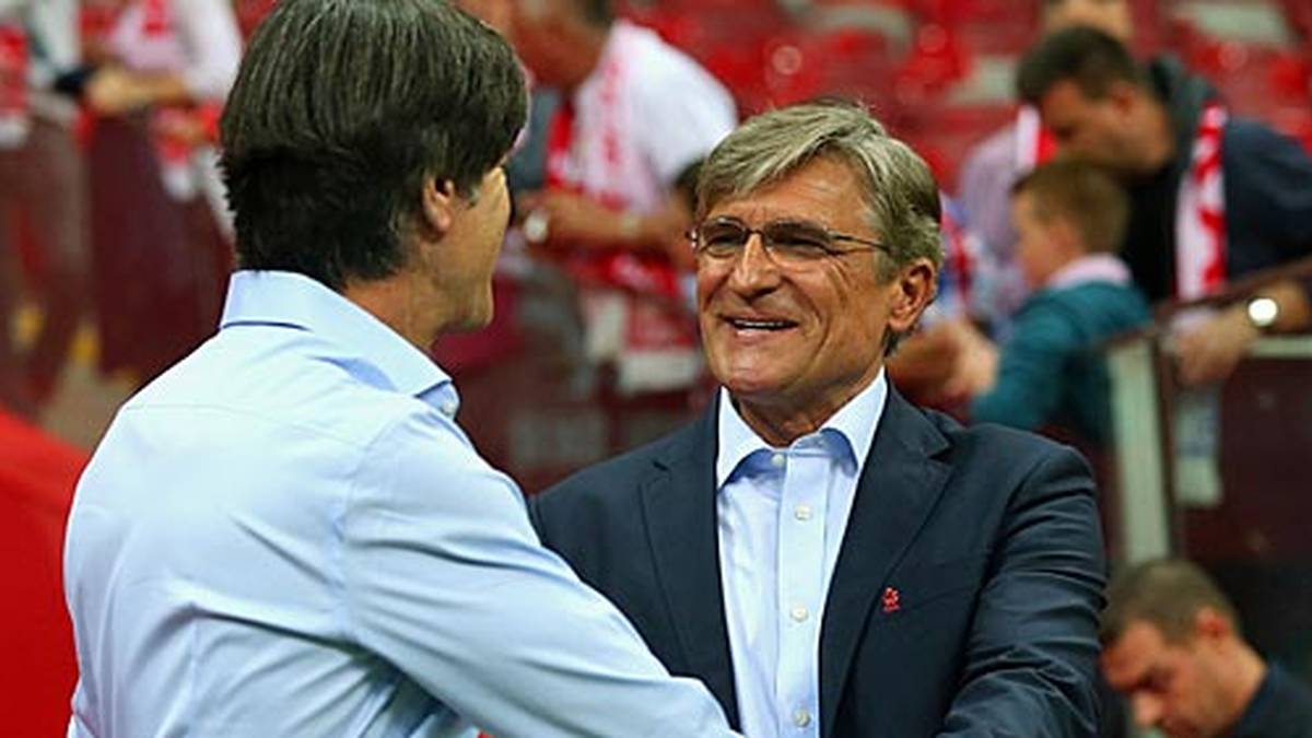 Kurzes Händeschütteln noch mit dem polnischen Kollegen Adam Nawalka - dann geht's endlich los 