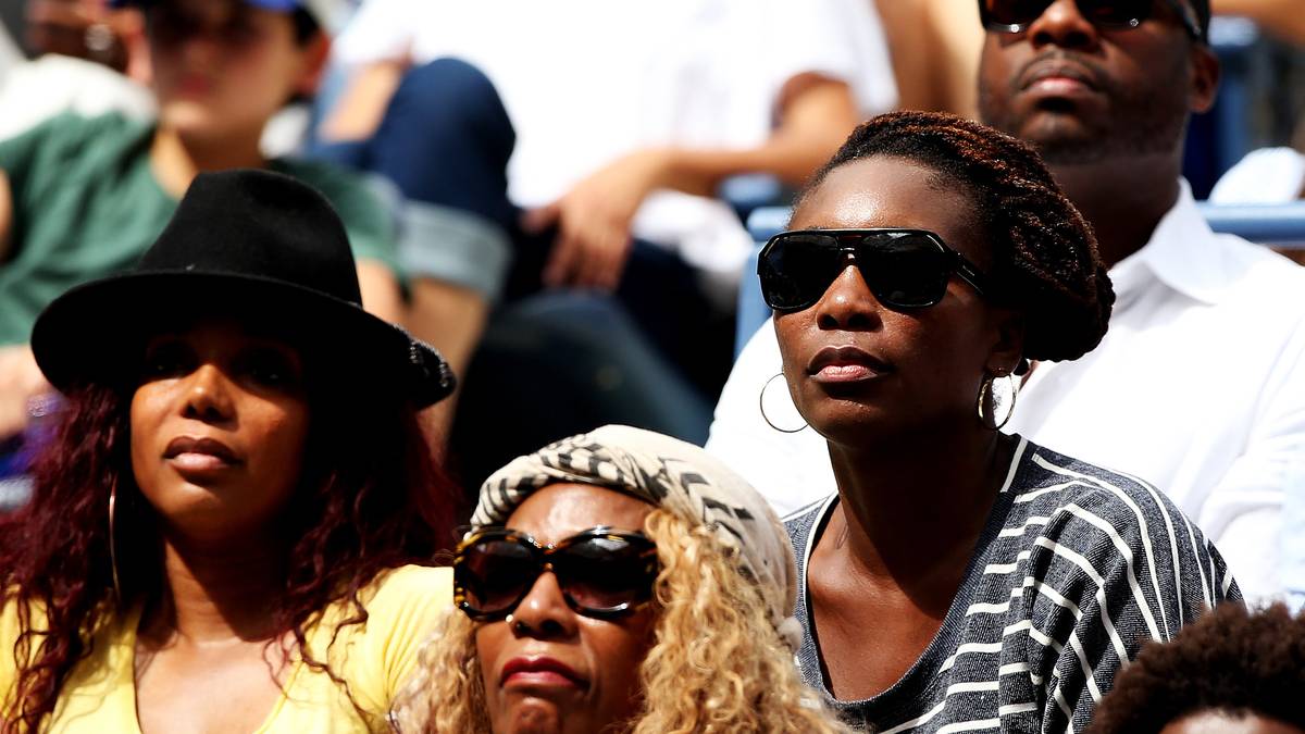 Die Miene von Serenas Schwester Venus verfinstert im dritten Satz sich von Spiel zu Spiel