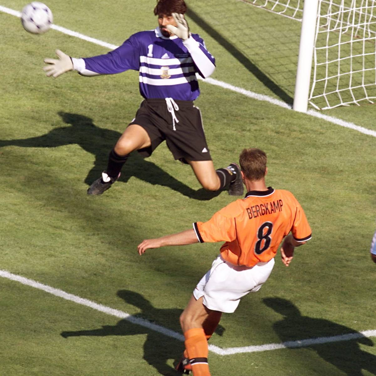 Am 4. Juli 1998 erzielt Dennis Bergkamp eines der schönsten Tore der WM-Geschichte. Mit drei Ballkontakten macht er sich gegen Argentinien unsterblich.