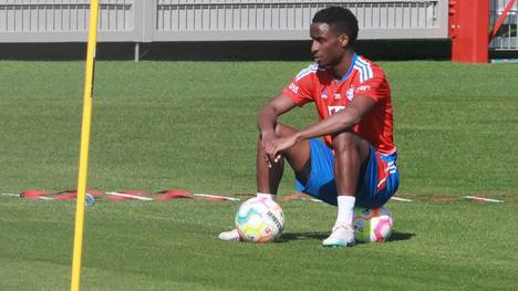 Bouna Sarr droht eine Anklage. Es geht um den Vorwurf der Beleidigung und der versuchten Nötigung - los ging für den Bayern-Profi alles mit einer Zollkontrolle am Flughafen.