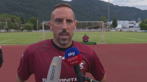 Beim Test des FC Schalke 04 gegen US Salernitana trafen die Königsblauen auch auf die Bayern-Legende Franck Ribéry. Der äußerte sich nach dem Spiel auch zur Causa Lewandowski.