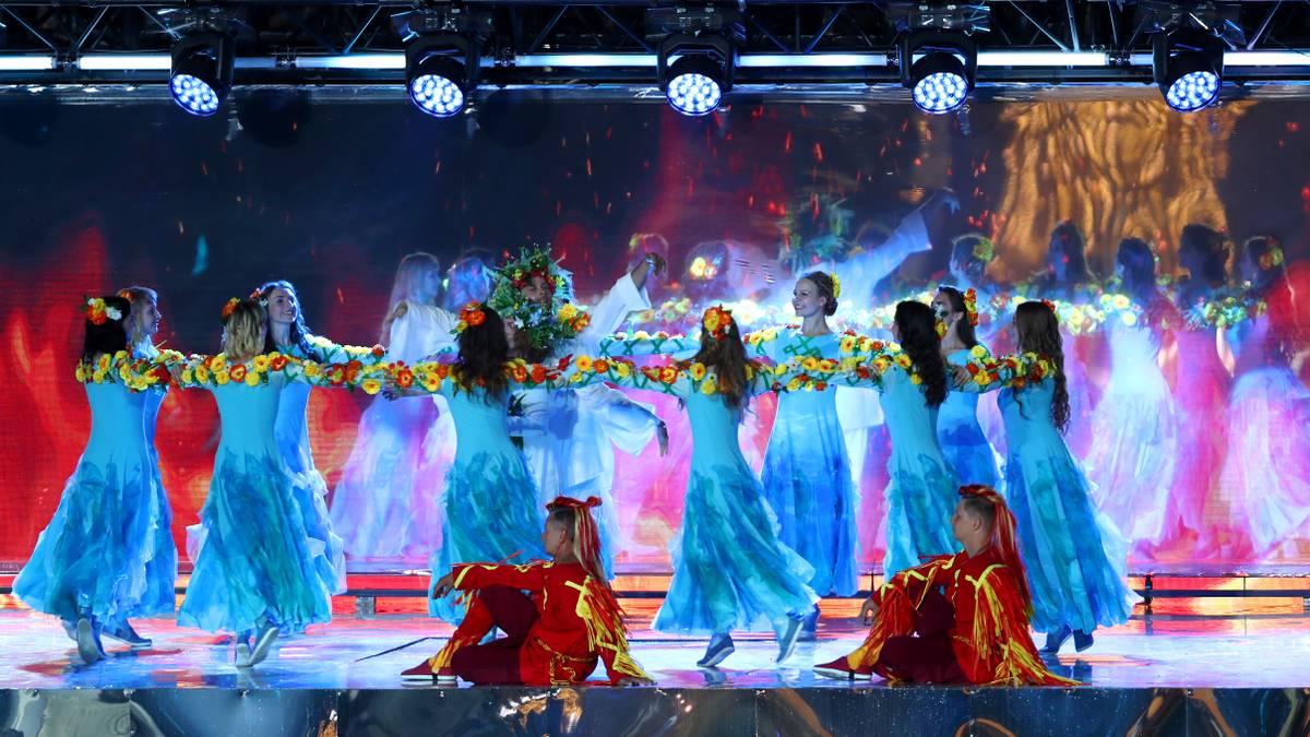 Die Show ist farbenfroh, Tänzerinnen aus Weißrussland zeigen ihr Können