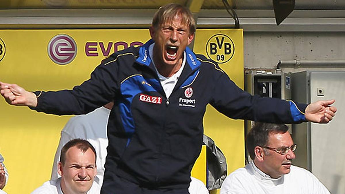 Sportlich läuft es aber auch unter Daum überhaupt nicht bei der Eintracht: Frankfurt gewinnt kein einziges der sieben Spiele unter dem neuen Coach, holt nur noch ganze drei Punkten und steigt ab