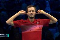 Nach seiner Auftaktniederlage bei den ATP Finals gewann Daniil Medwedew sein zweites Match gegen Alex de Minaur mit 6:2, 6:4 und wahrte damit die Chance auf den Einzug ins Halbfinale.