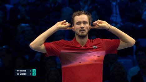 Nach seiner Auftaktniederlage bei den ATP Finals gewann Daniil Medwedew sein zweites Match gegen Alex de Minaur mit 6:2, 6:4 und wahrte damit die Chance auf den Einzug ins Halbfinale.