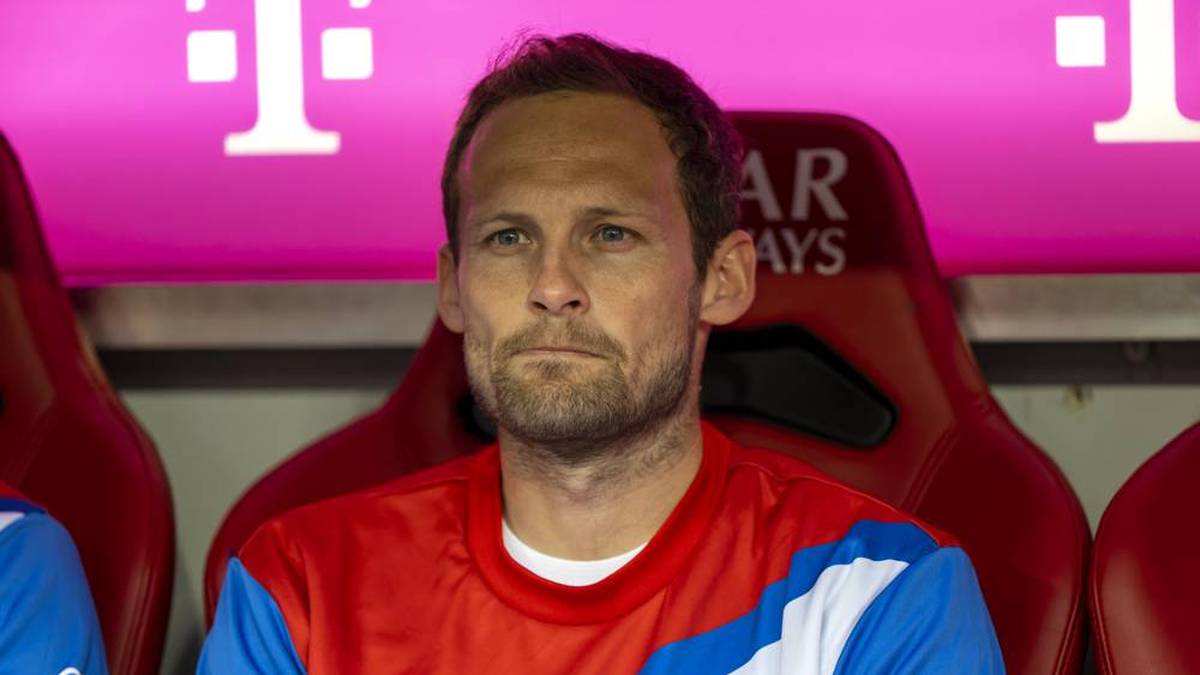 Daley Blind, Ajax Amsterdam (2022/2023) - FLOP: Der Transfer sorgte bei vielen Fans für Stirnrunzeln: Im Januar schloss sich der 33-Jährige den Münchnern an, nachdem er zuvor seinen Vertrag bei Ajax Amsterdam aufgelöst hatte. Bei den Bayern absolvierte er aber nur 157 Pflichtspielminuten. So muss der Niederländer Berichten zufolge bereits am Saisonende erneut seine Koffer packen: Sein Vertrag läuft aus und wird wohl nicht verlängert.