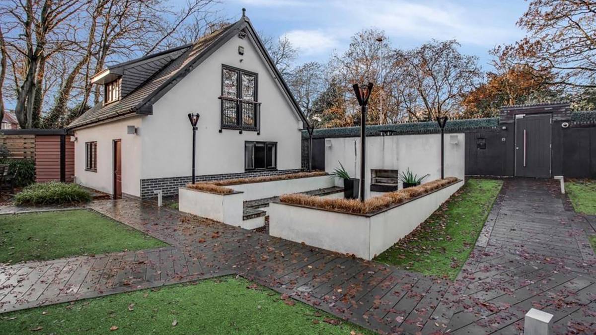 So sieht das Anwesen von außen aus. Weil Fellaini es loswerden will, spekulierten englische Medien bereits, dass der Mittelfeldspieler den Klub kurz darauf verlassen wolle. Kosten soll das Haus übrigens 2,6 Millionen Euro