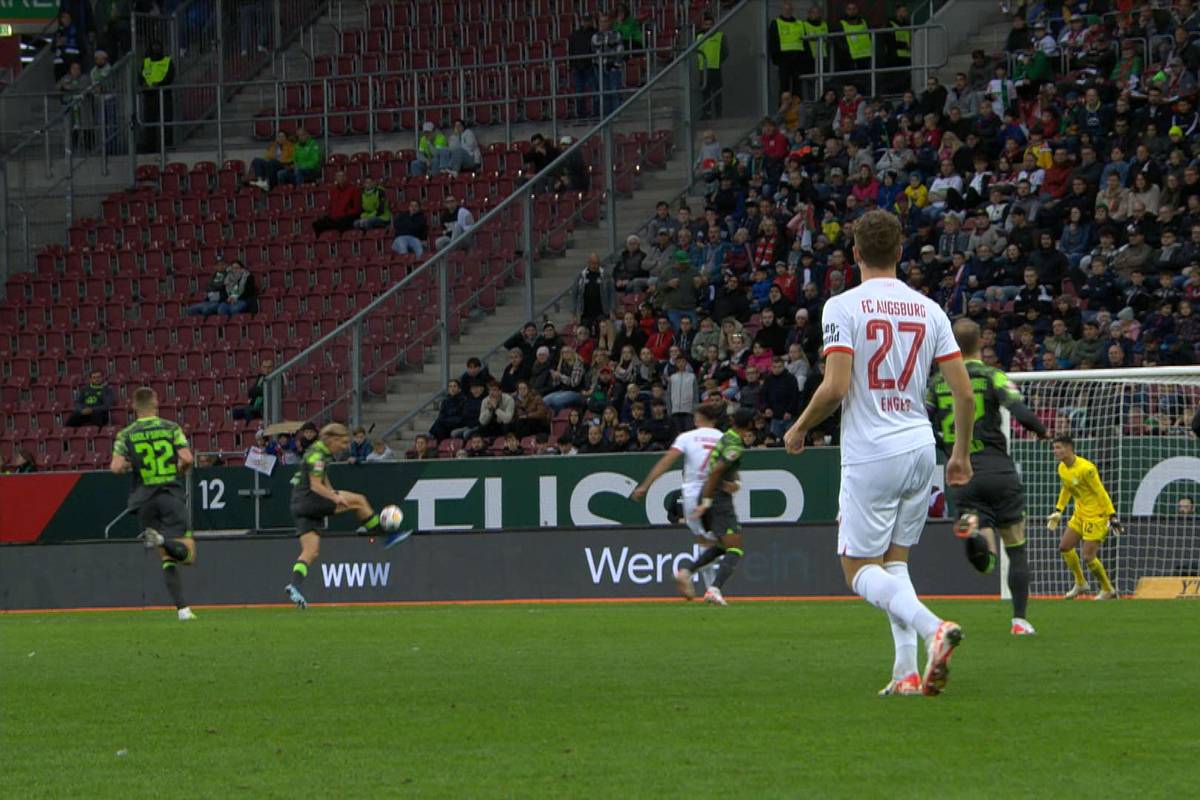 Der FC Augsburg gewinnt auch sein zweites Spiel unter dem neuen Trainer Jess Thorup. Ein kurioses Eigentor bringt die Augsburger gegen Wolfsburg zurück ins Spiel.