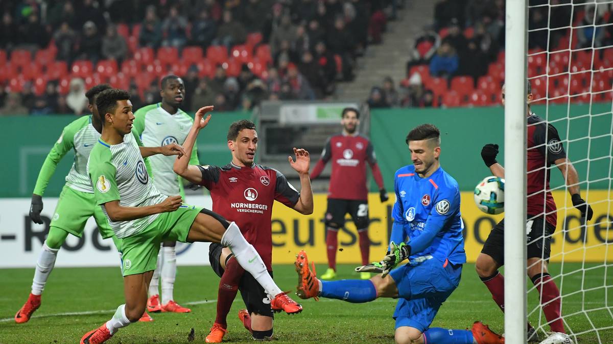 Die Gastgeber drängen, aber die Gäste treffen: In der 6. Minute der Verlängerung stochert Felix Uduokhai den Ball ins Nürnberger Tor. 
