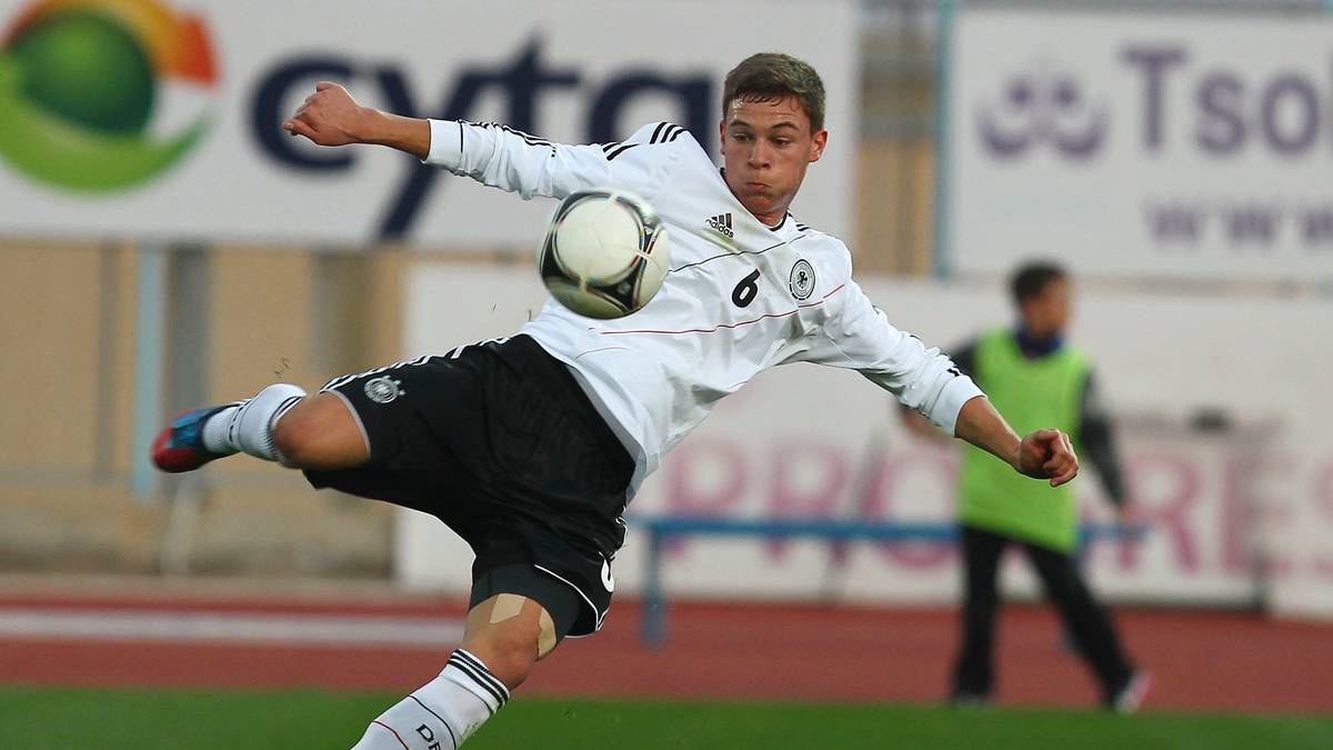 Nach einigen Einsätzen für die deutsche U17 debütiert Kimmich 2013 in der U18-Auswahl des DFB