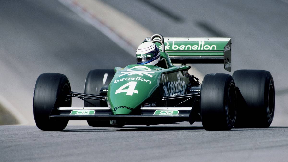 1985: Danny Sullivan leistet sich im Kampf um die Führung gegen Marco Andretti einen spektakulären Dreher, kann sein Auto aber noch abfangen, nimmt die Verfolgung wieder auf und siegt