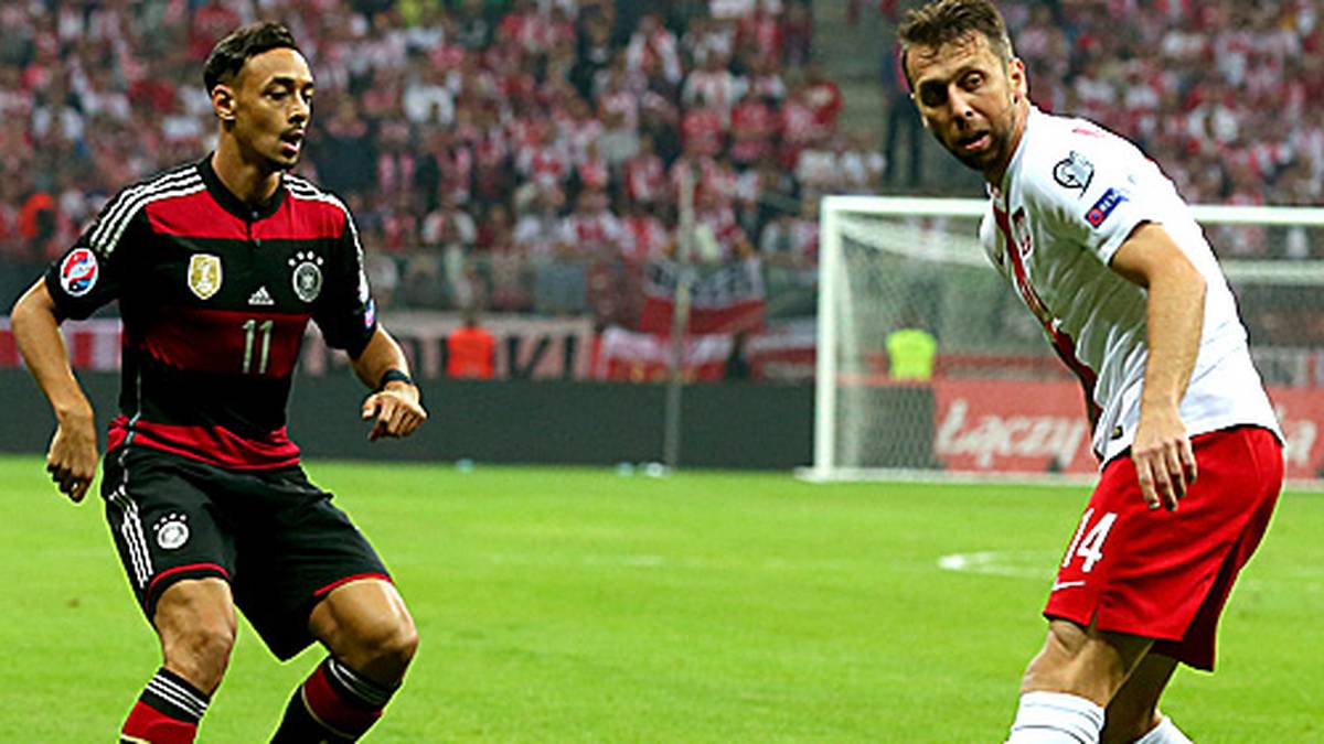 Und noch ein Neuer neben Schneider: Nationalelf-Debütant Karim Bellarabi von Bayer Leverkusens (l., hier gegen Jakub Wawrzyniak) darf gleich von Beginn an ran