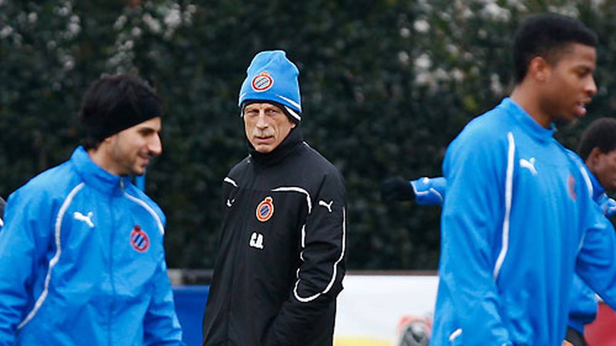 Frankfurts Weg in die Zweite Liga geht Daum, anders als zwischenzeitlich angekündigt, nicht mit, sondern tritt nach dem Abstieg als Trainer zurück. Im November 2011 heuert er dann beim FC Brügge an