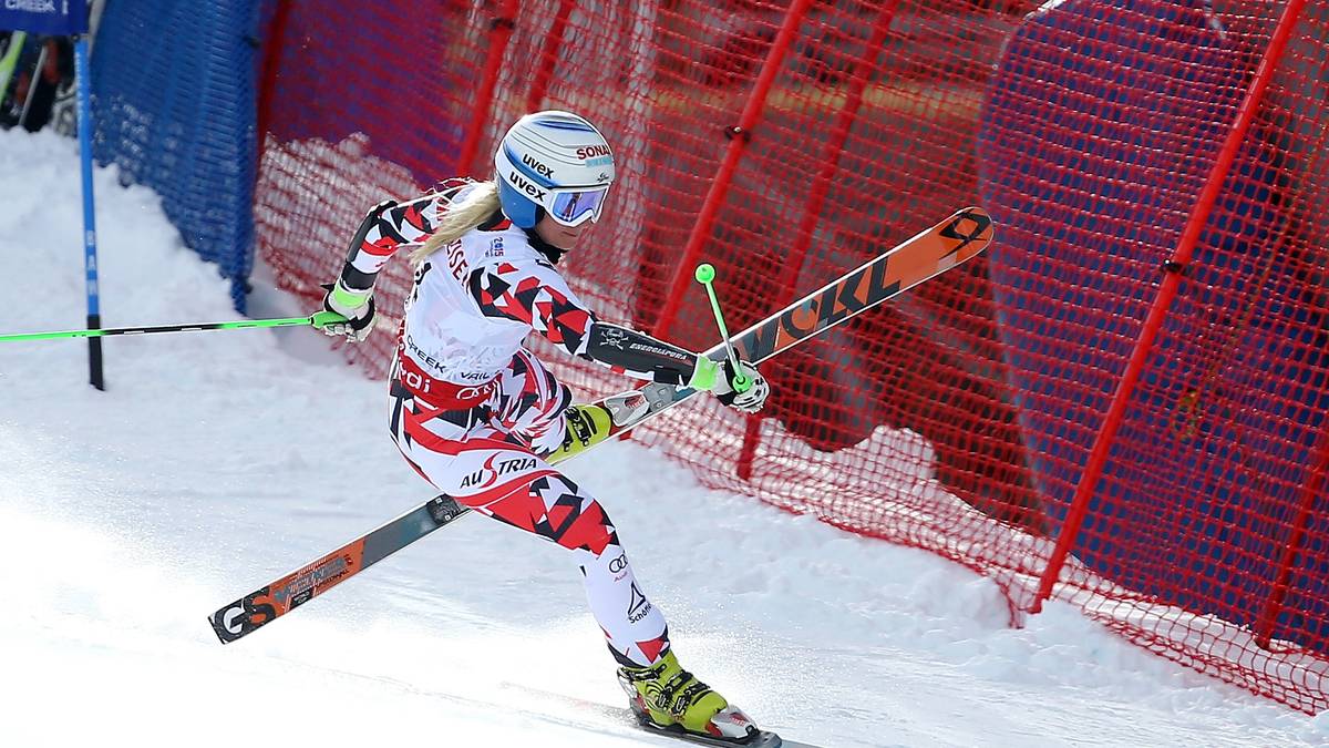 Die große Favoritin Eva-Maria Brem strauchelt dagegen. Die Führende des Gesamtweltcup verliert die Kontrolle - und scheidet aus