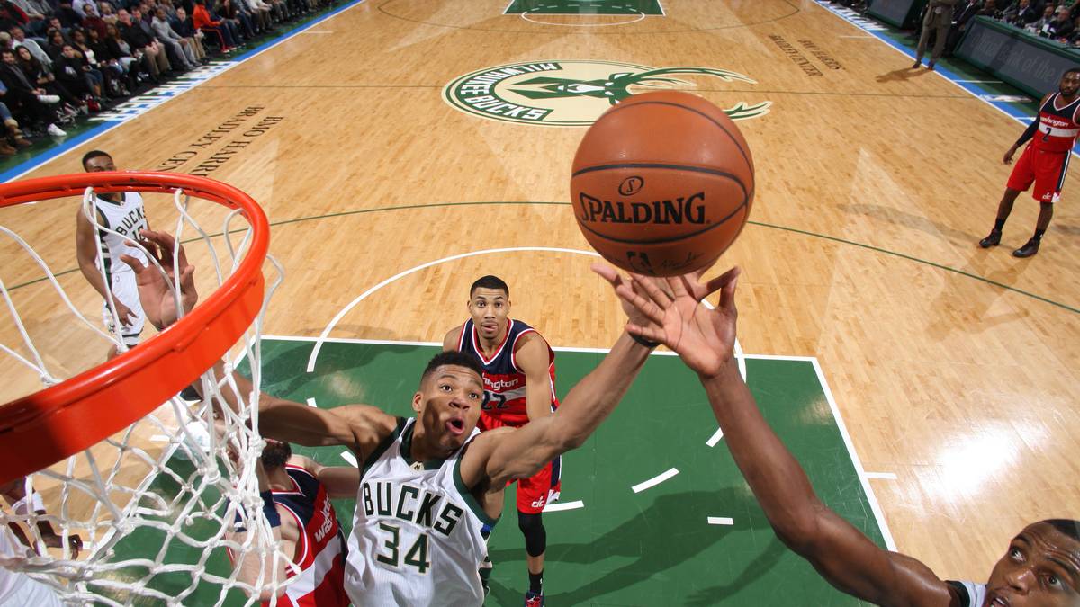 Giannis Antetokounmpo (l.) und Khris Middleton haben beide nur den Ball vor Augen