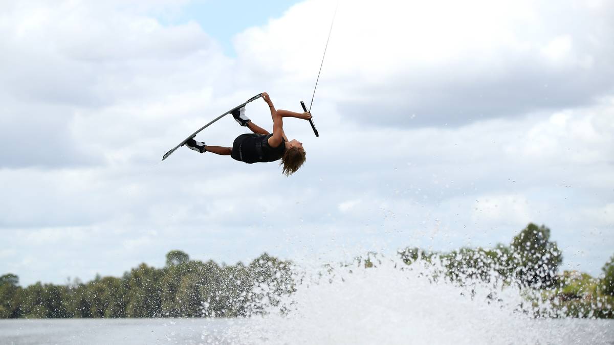 WASSERSKI/WAKEBOARD: Hier wird der Athlet auf Skiern oder einem Board stehend über die Wasseroberfläche gezogen. Dabei müssen die Sportler entweder einen Slalomparcours absolvieren oder beim Freestyle mit ihren Kunststücken überzeugen - dazu gehören Sprünge, Drehungen und das Anfassen des Boards mit den Händen