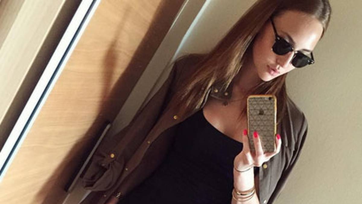 Barbara Uhrova ist die Freundin von Frankfurts Keeper Heinz Lindner. Ihren Schatz überrascht das Model mit einem "Kleinen Schwarzen"