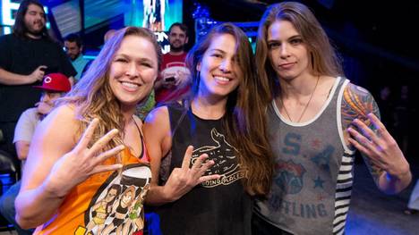 WWE hat nach Ronda Rousey (l.) auch Marina Shafir (M.) und Jessamyn Duke verpflichtet