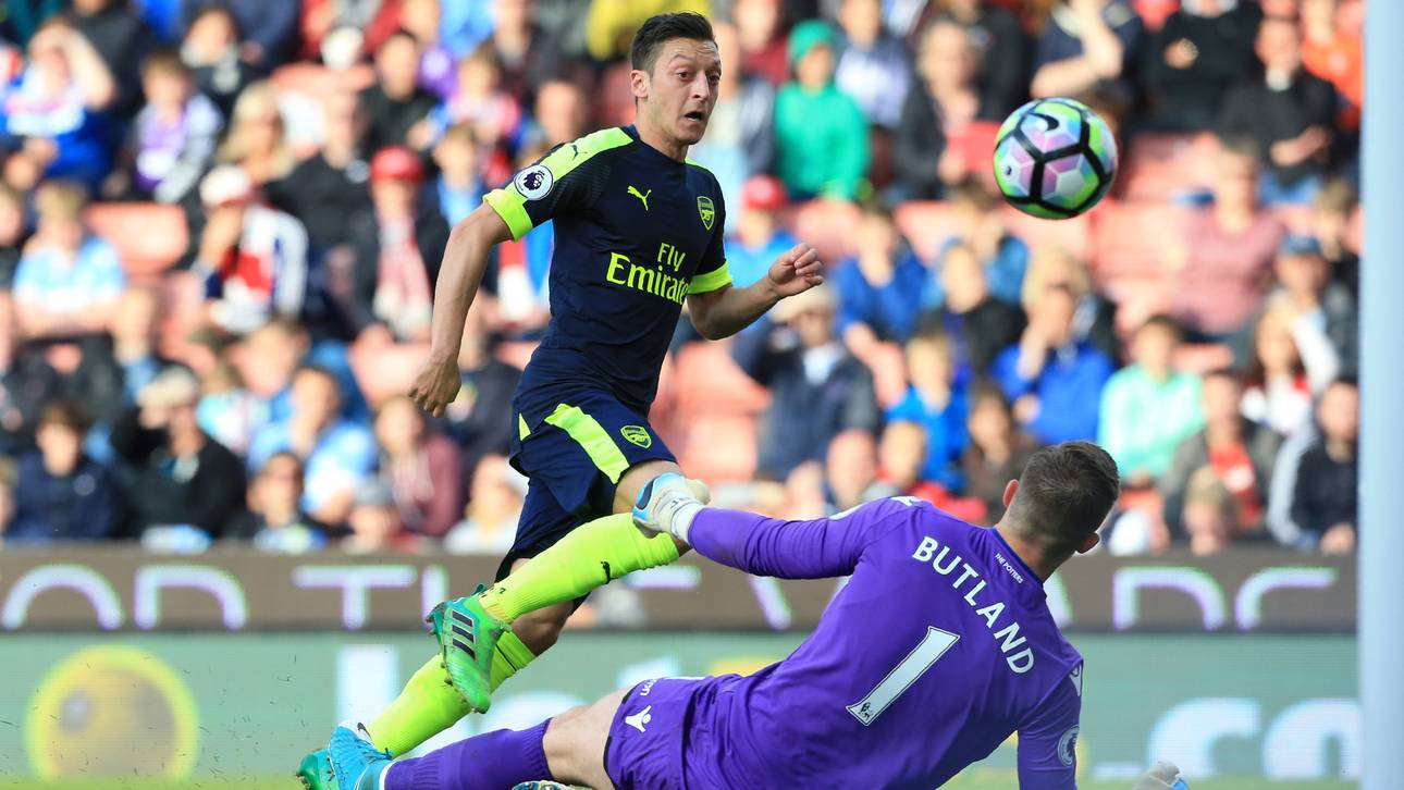 Özil-Treffer lässt Arsenal hoffen