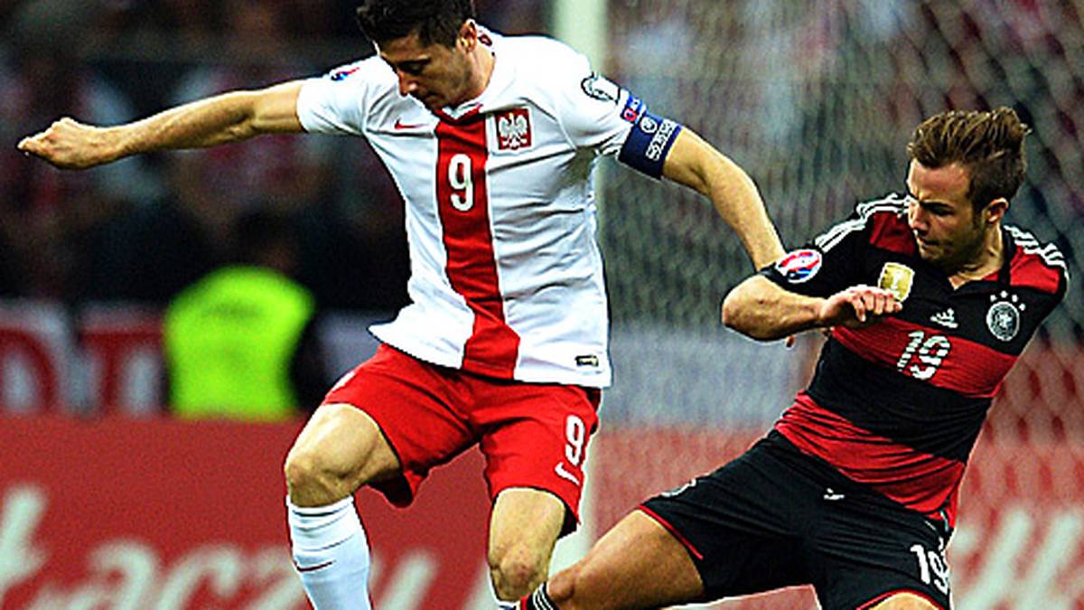 Sie kennen sich aus dem Effeff - und schenken sich nichts: Die Bayern-Akteure Mario Götze (r.) und Robert Lewandowski